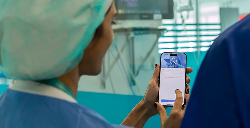 Krankenhauspersonal interagiert mit einer unterstützenden App auf einem Smartphone