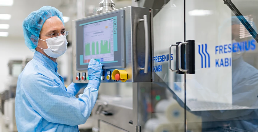 Fresenius Kabi Mitarbeitende*r steuert eine Maschine in einem Produktionswerk