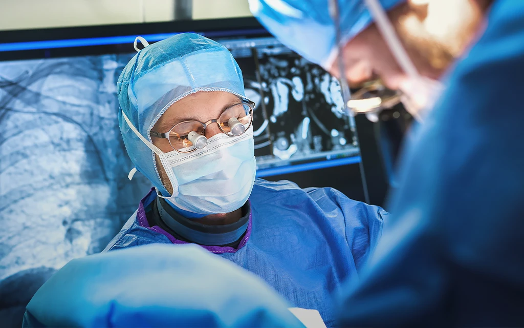 Chirurg operiert mit medizinischer Lupenbrille