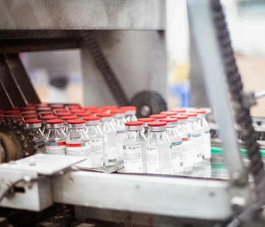 Viele kleine medizinische Behälterin der Produktion.