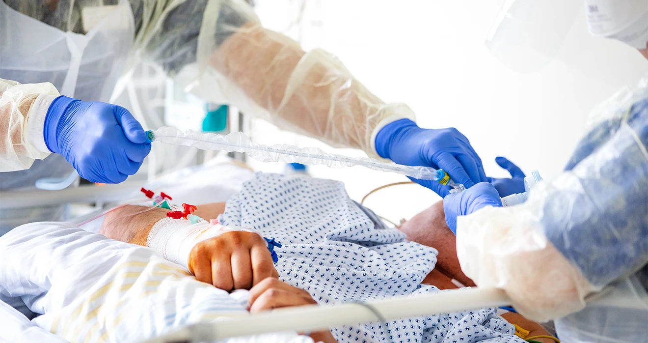 Eine Krankenhausszene, die zeigt wie Medizinpersonal einen Patienten behandelt.