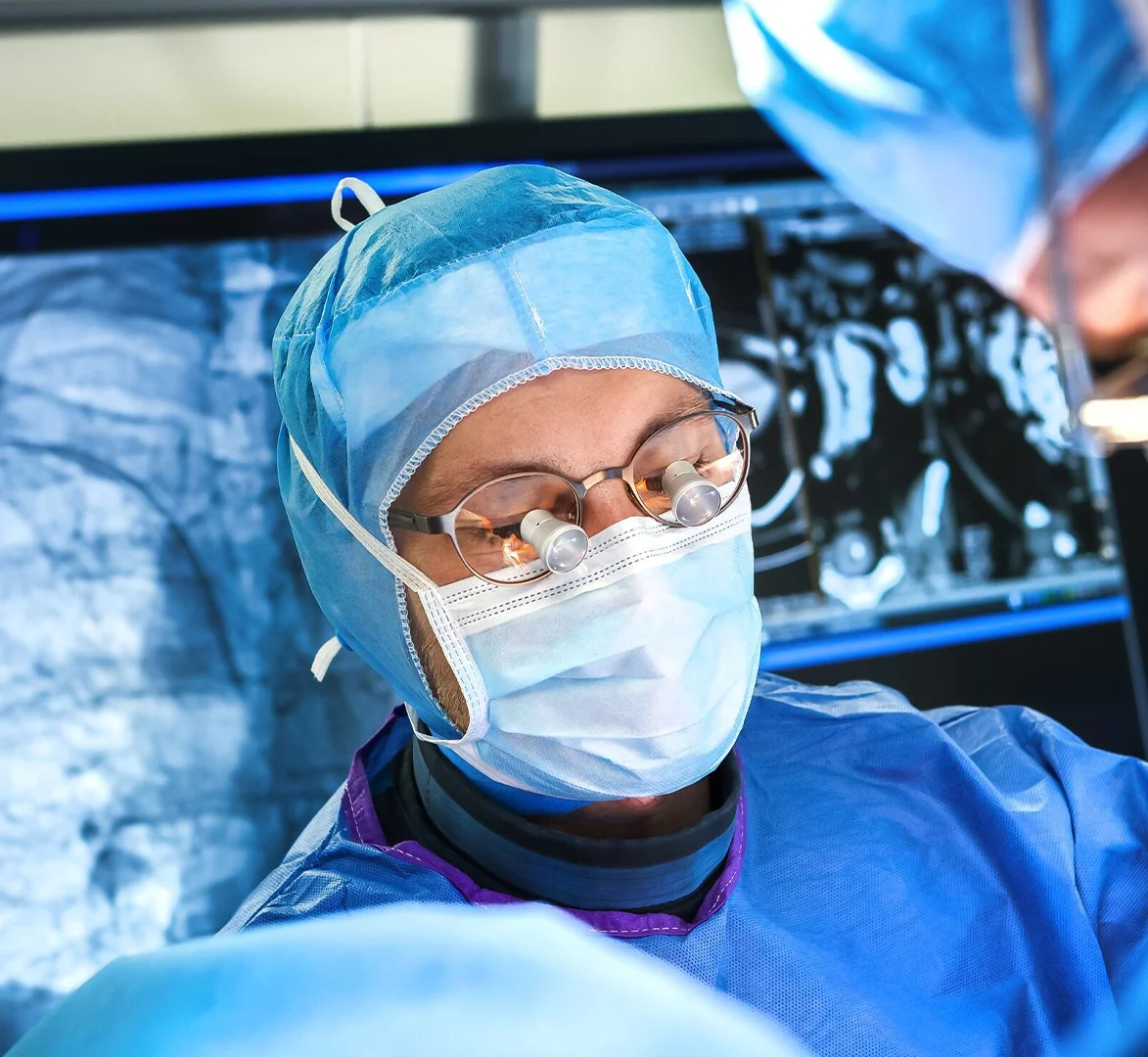 Ein Chirurg mit Schutzkleidung während einer Operation