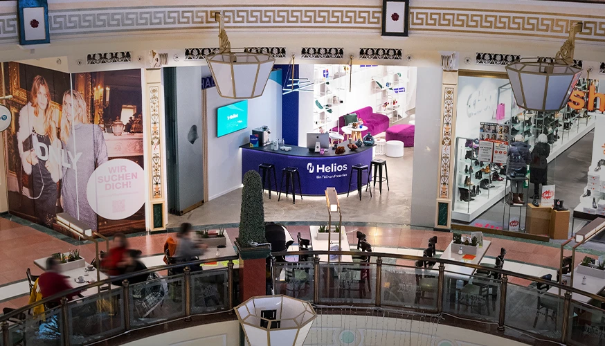 Ein Helios Stand in einem Einkaufszentrum