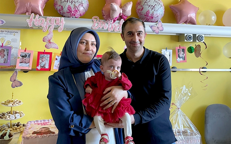 Beide Eltern mit dem Frühgeborenen im Helios Klinikum Pforzheim, das in der 26. Schwangerschaftswoche mit einem Geburtsgewicht von 490 Gramm zur Welt kam (Foto)