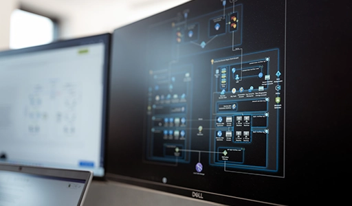 Zwei Bildschirme zeigen ein laufendes Sicherheitsprogramm (Foto)