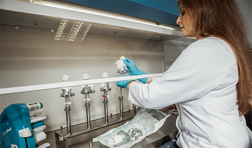 Eine Frau arbeitet in einem weißen Kittel (Foto)