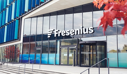 ingang eines Gebäudes mit Fresenius-Schriftzug über der Tür (Foto)